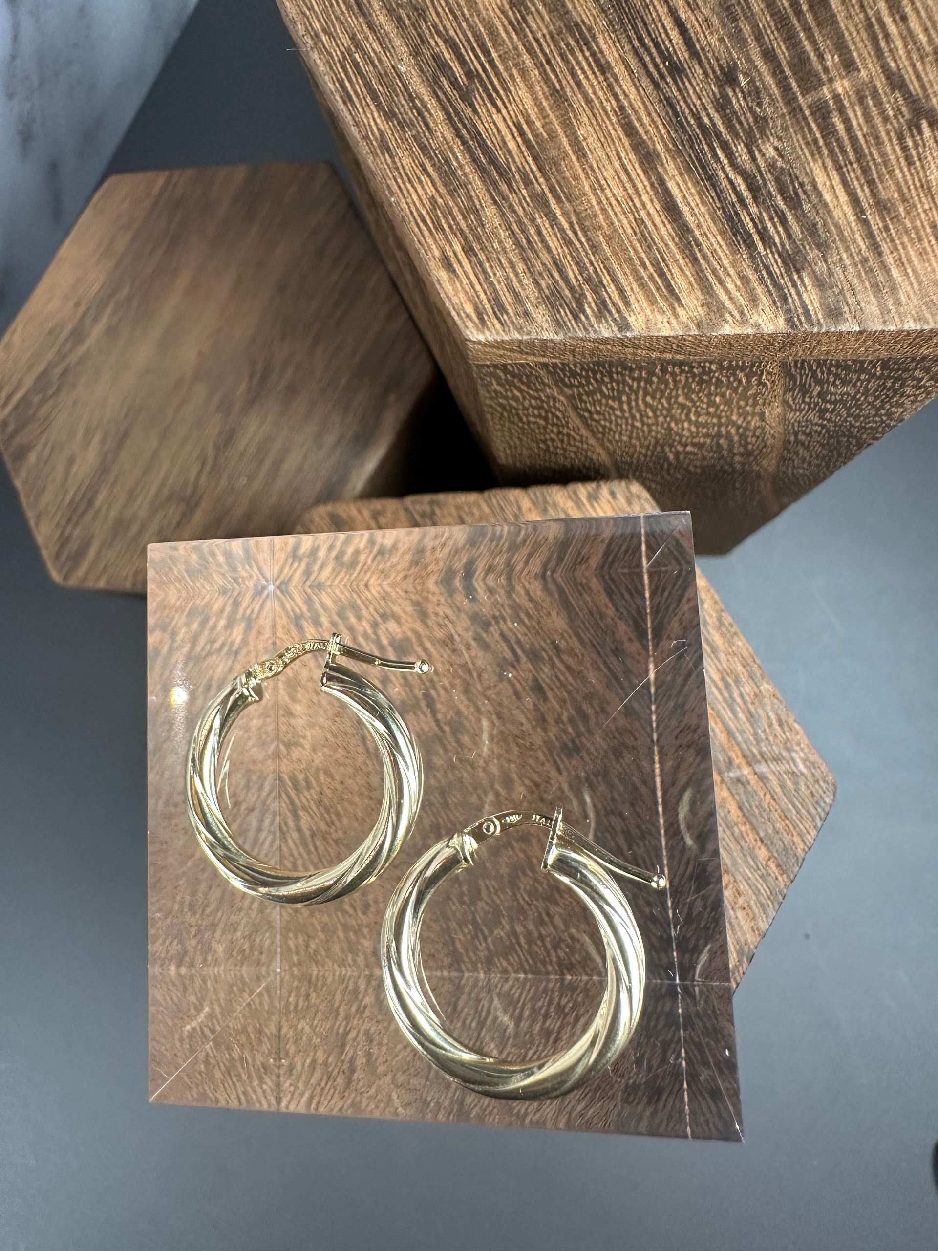 Luce Infinita: Hand-Finished 18k Yellow Gold Essential Hoops