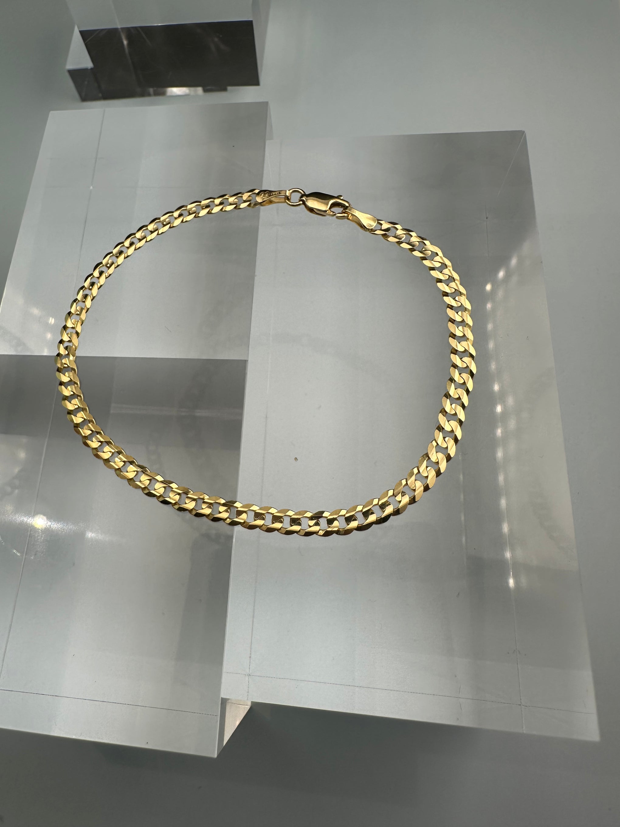 The Milano Curb: A Masterpiece in 18k Italian Gold