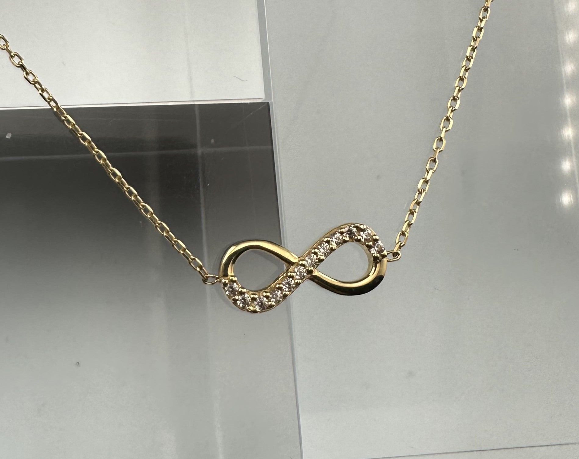 The Infinito d'Oro Bracelet: An Eternal Signature in 18k Gold