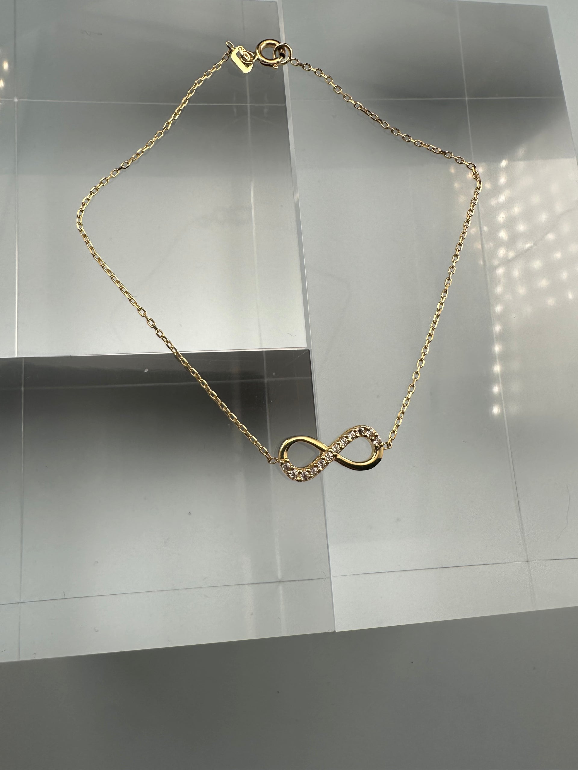 The Infinito d'Oro Bracelet: An Eternal Signature in 18k Gold